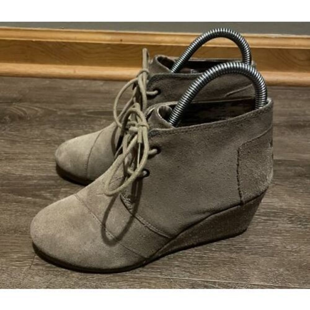 TOM'S Taupe Suede Lace Up Wedge Ankle Bootie Boots Womens Size 6 Model 741115